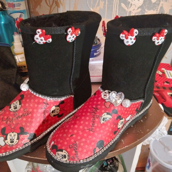 Boots,hats,masks gloves - Picture 2 of 3